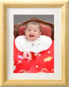 キャビネサイズの額縁付写真